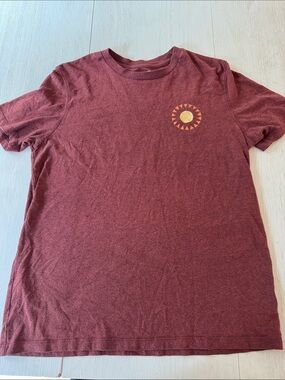 Old Navy Maroon Short Sleeve Tee with Sun Chest Graphic